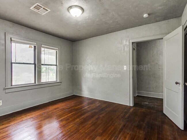 Building Photo - 2612 N Fonshill Ave