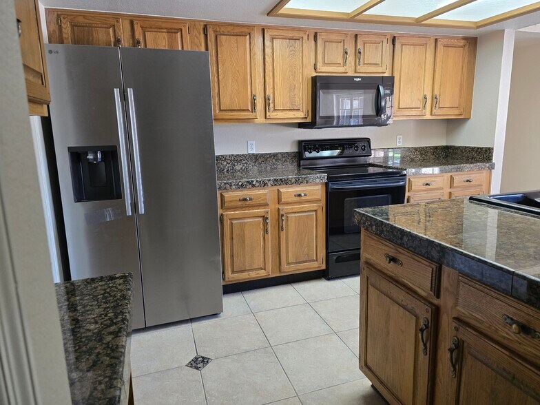 Building Photo - 1827 E Manhatton Dr