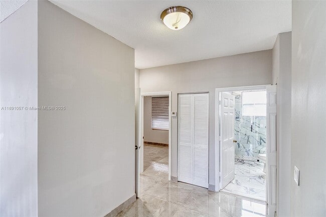 Building Photo - 3810 SW 51st St