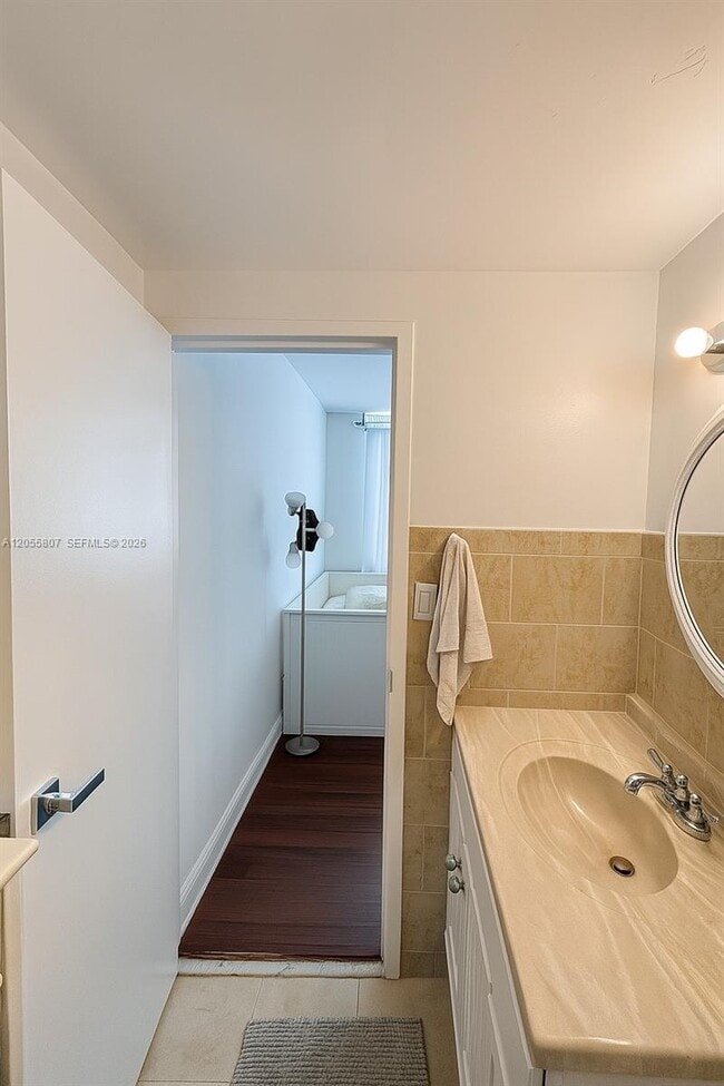 Building Photo - 905 Brickell Bay Dr