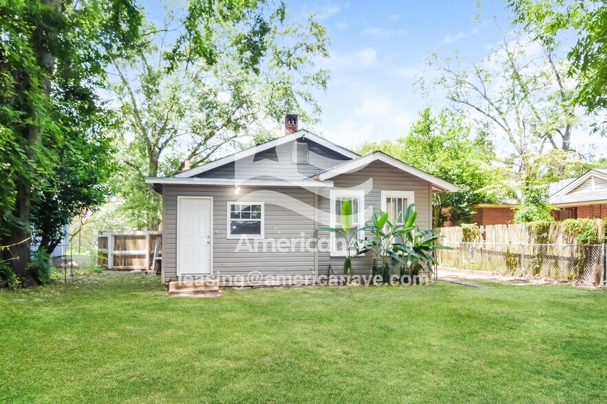 Building Photo - 2140 Winona Ave