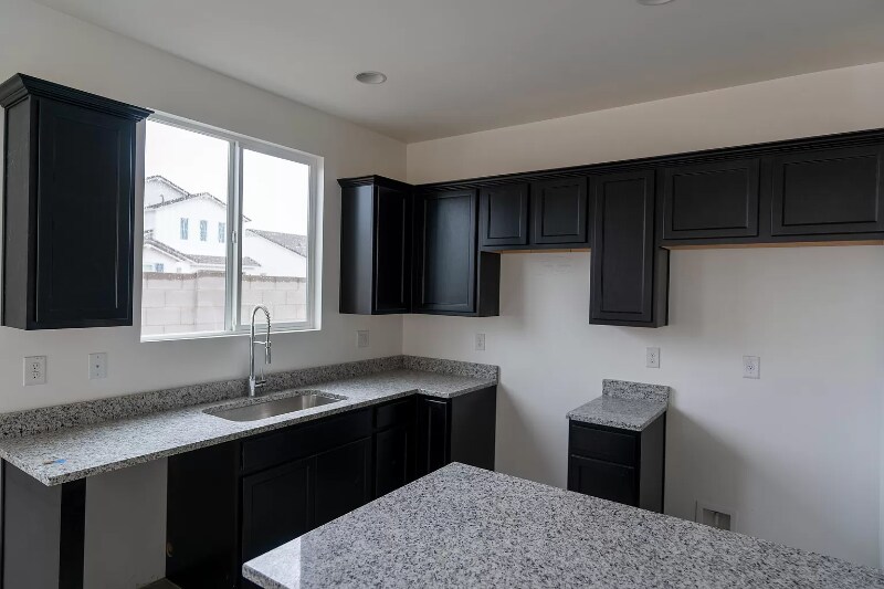 Building Photo - 640 E Vail Ln