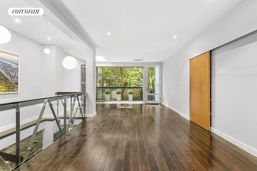 Building Photo - 448 W 25th St