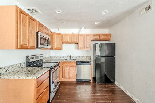 Building Photo - 3 bedroom townhome for rent