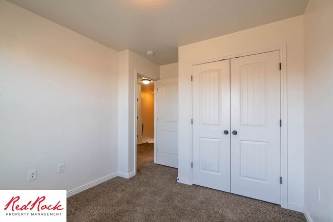 Building Photo - 3 Bedroom & 2.5 Bathroom & Dog Friendly!