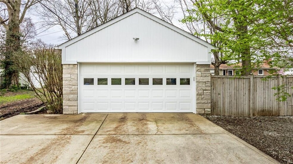 Building Photo - 5953 Rosslyn Ave