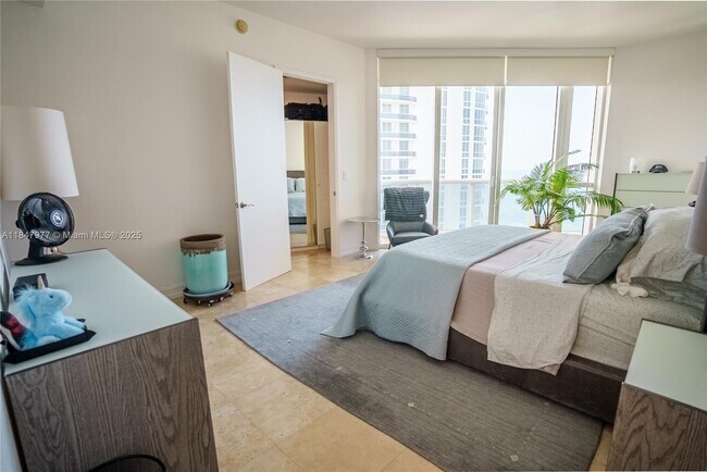 Building Photo - 15901 Collins Ave