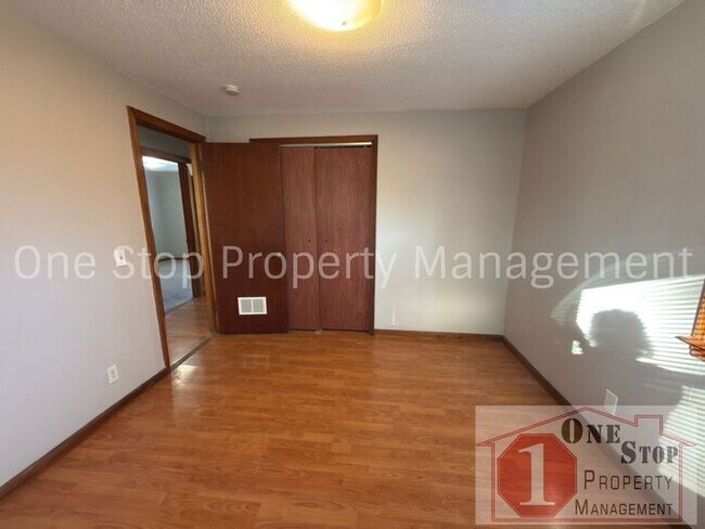 Building Photo - Amazing 3 Bedroom, 1.5 Bathroom in Raytown!