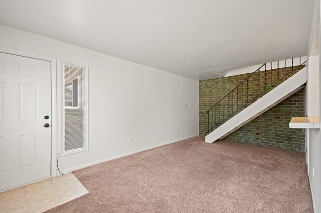 Building Photo - Bright Townhome in Lakewood!
