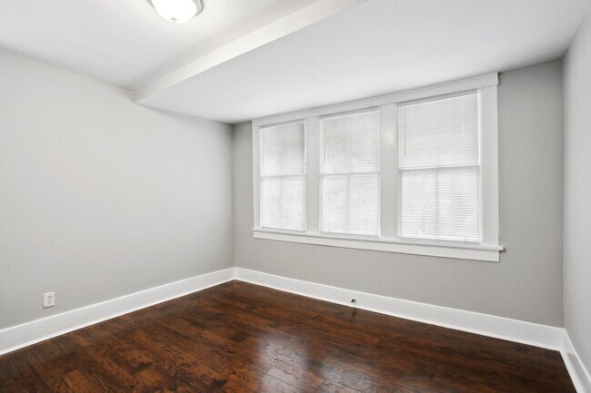 Building Photo - Large 4BR/2BA Downtown House Walking Distance to Daffin Park and Forsyth Park