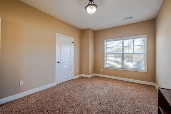 Building Photo - 5773 Highland Grove Dr