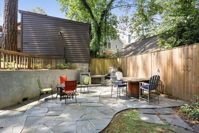 Building Photo - 1079 E Clifton Rd NE