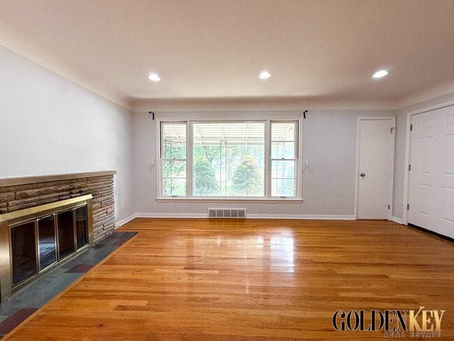 Building Photo - 2082 Vernier Rd