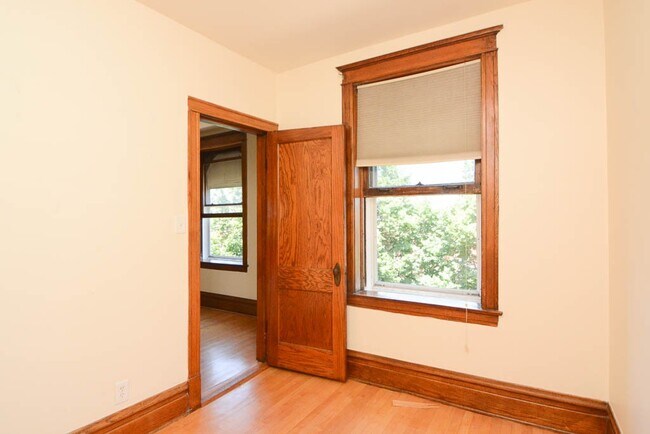 Building Photo - 2225 W Walton St