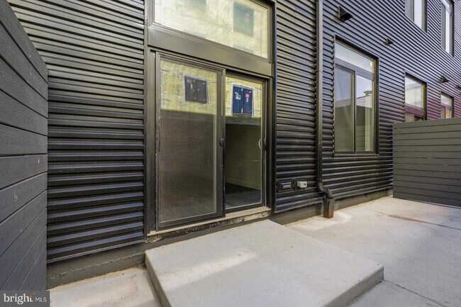 Building Photo - 525 N 41st St
