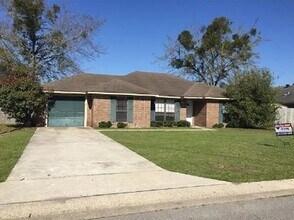 Building Photo - 3 Bedroom 2 bath fenced back yard in a quiet neighborhood!!