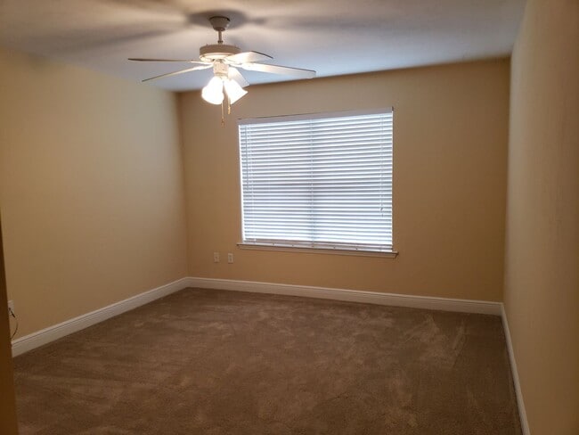 Building Photo - 3 bedroom town home for rent early January 2026, gated community with a garage for $1775 per month
