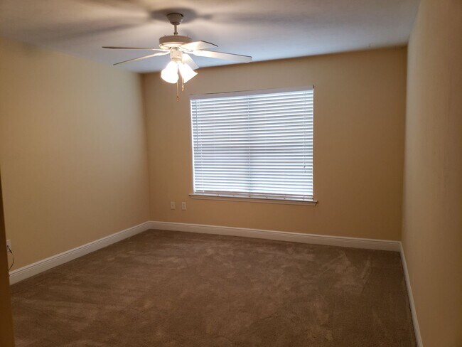 Building Photo - 3 bedroom town home for rent early January...