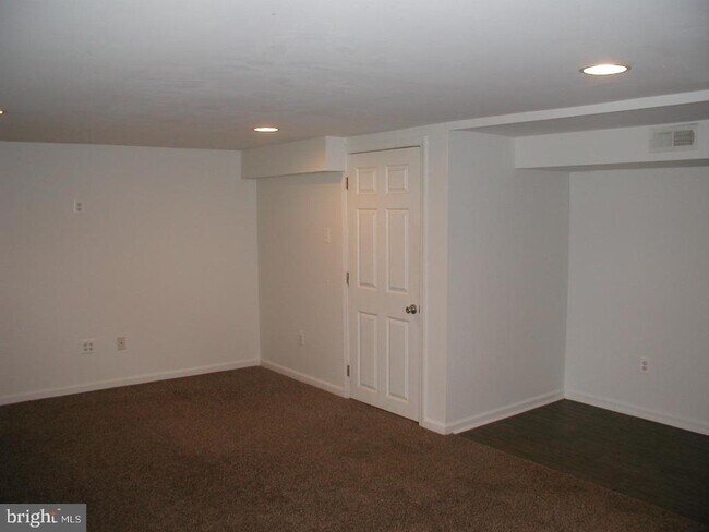 Building Photo - 489 University Blvd