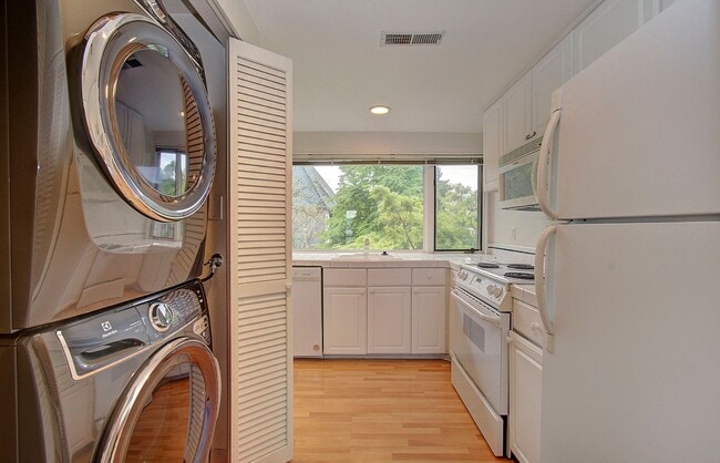 Building Photo - Bright Loft Condo with Stunning Columbia River Views