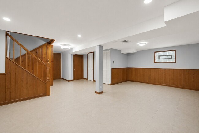 Building Photo - 6452 S Knox Ave
