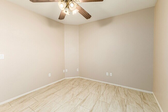 Building Photo - 9438 W Monroe St