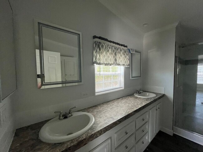 Building Photo - 173 Eland Dr