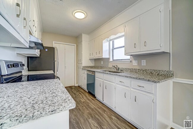 Building Photo - 3409 Knollcrest Rd