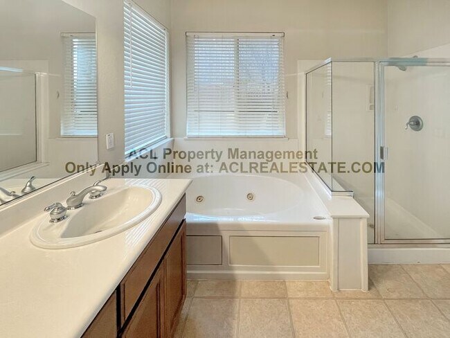 Building Photo - Stunning One Story Brentwood Home In Quite Culdesac