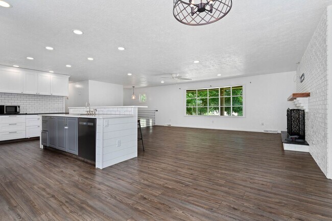 Building Photo - JC Rental Available. Prime location