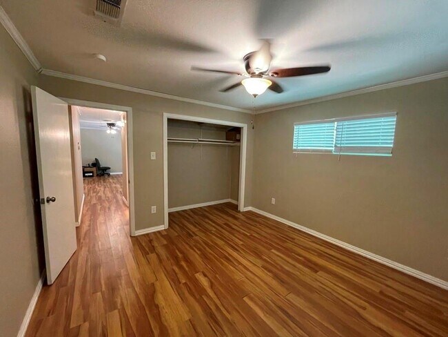 Building Photo - 6211 Chesterfield Ave