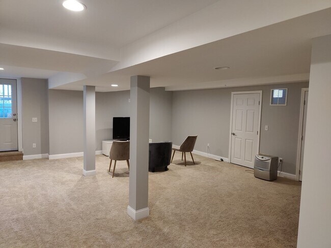 Building Photo - 36 Monroe St