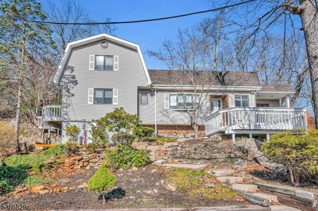 Primary Photo - 4 Rosewood Ln