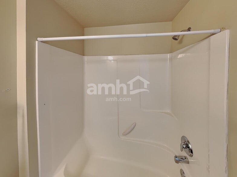 Building Photo - 1169 N Orchard Ave