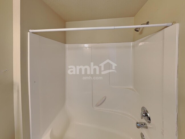 Building Photo - 1169 N Orchard Ave