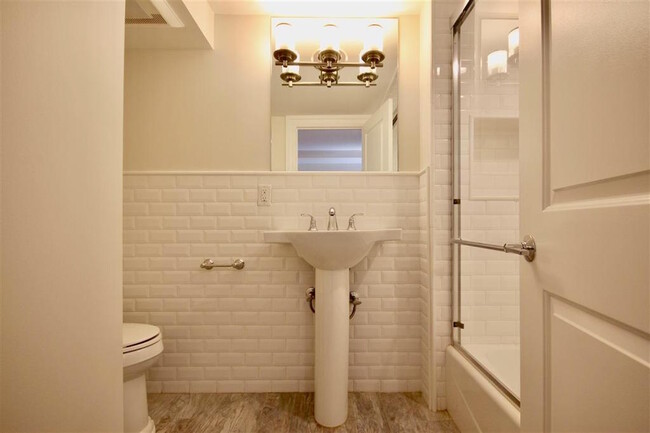 Full bathroom - 156 6th St