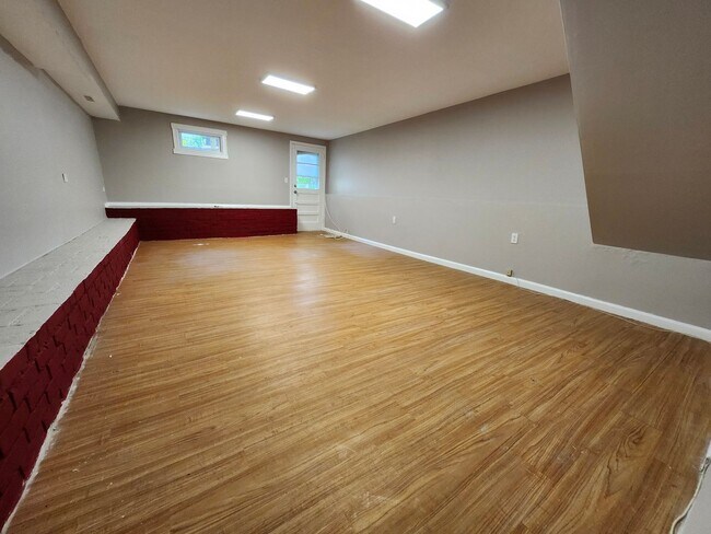 Building Photo - Charming 3 Bed with 2 Baths