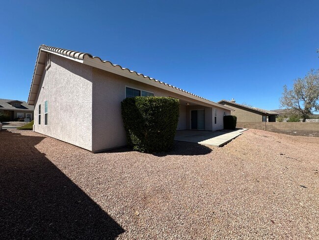Building Photo - Beautiful 3 Bed / 2 Bath Home Backing to Cerbat Cliffs Golf Course!