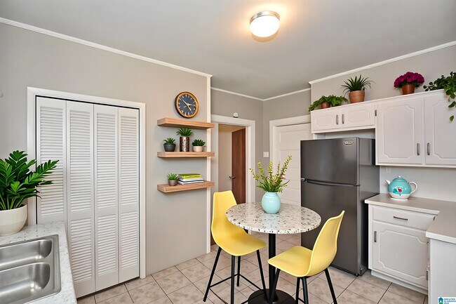 Building Photo - 525 53rd St Ens