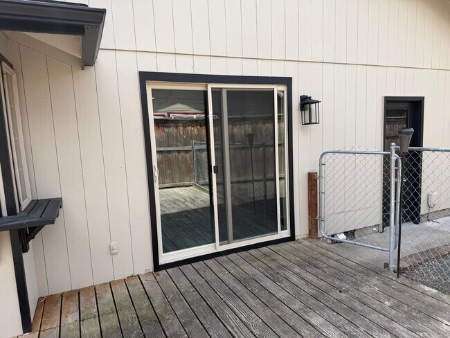 Building Photo - Beautifully updated 3 bedroom, 2 bath house in Eugene!