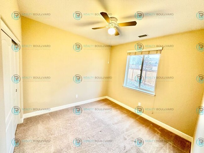 Building Photo - 1/2 Month Free! Spacious 4-Bedroom Gem in ...