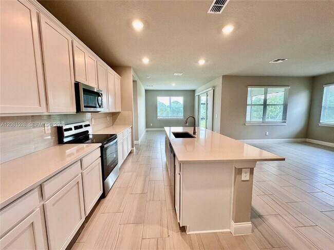 Building Photo - 9035 Dahlia Cir