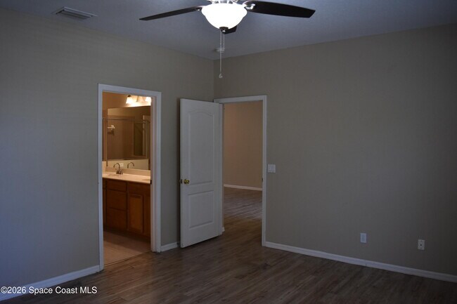 Building Photo - 1040 Venetian Dr
