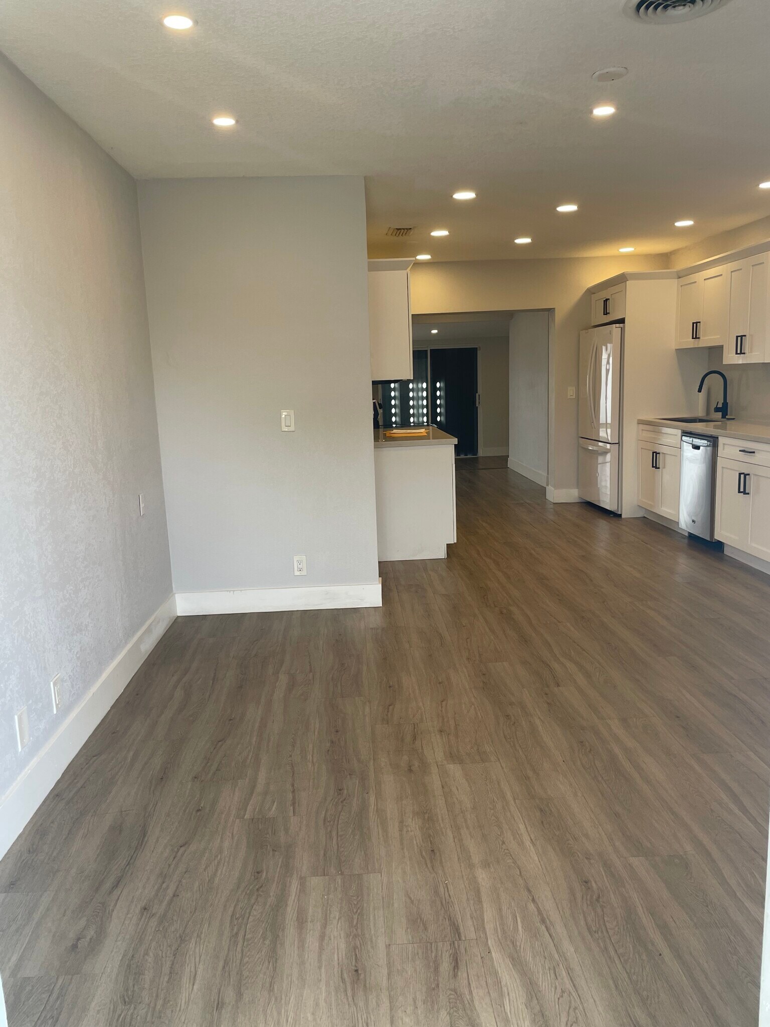 Building Photo - 1421 SE 4th Ave