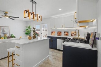 Building Photo - 806 Laguna Dr