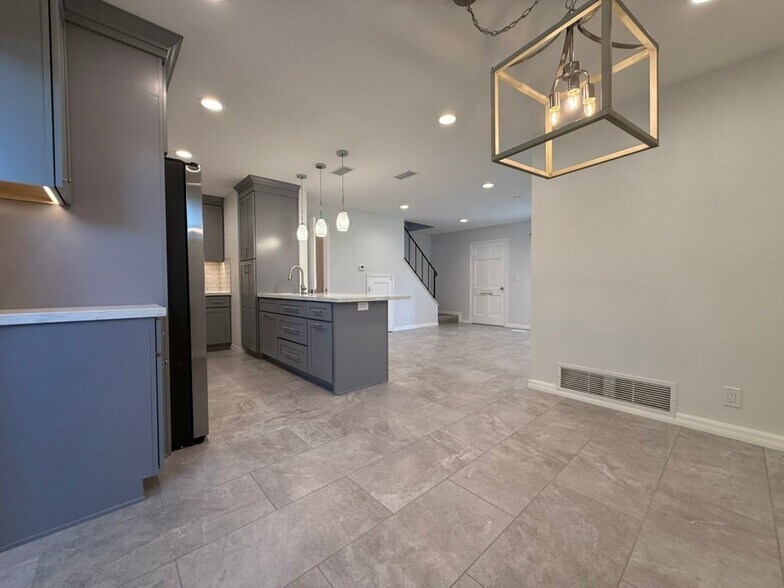 Building Photo - 10130 Hull Dr