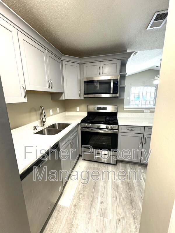 Building Photo - 830 Brassie Ln