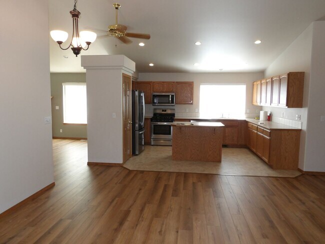 Building Photo - CDA Place Garden Home in Gated Community!