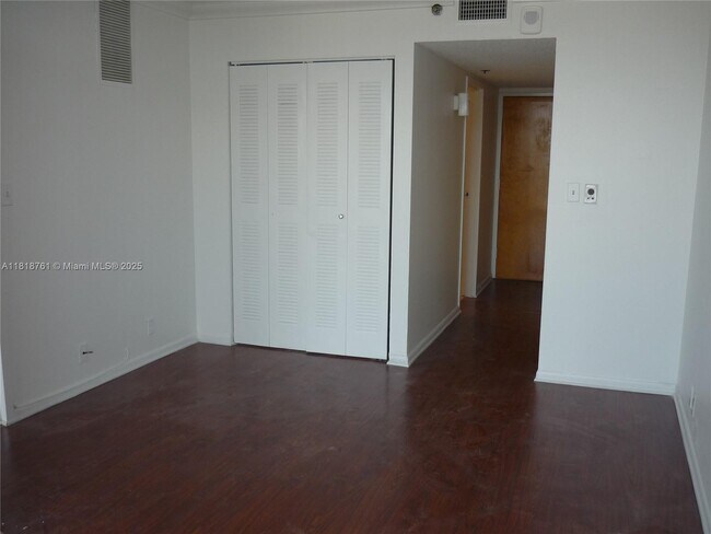 Building Photo - 7601 E Treasure Dr