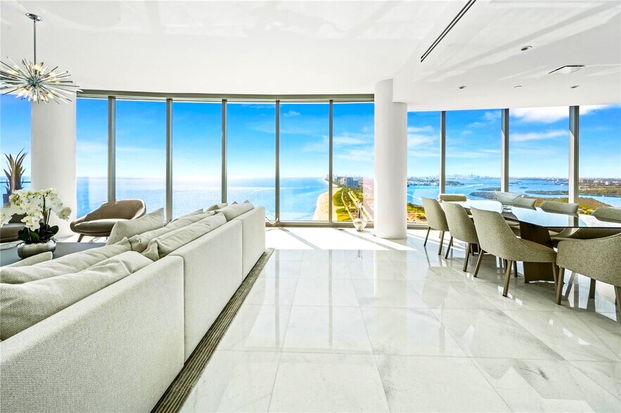 Primary Photo - 15701 Collins Ave